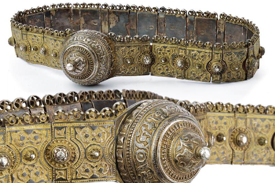 A beautiful silver belt: dating: circa 1900 provenance: Caucasia, In silver, engraved, partially nielloed and pierced, composed of 31 segments plus two of the buckle. Various stamps. In restored leather. length 69 cm.