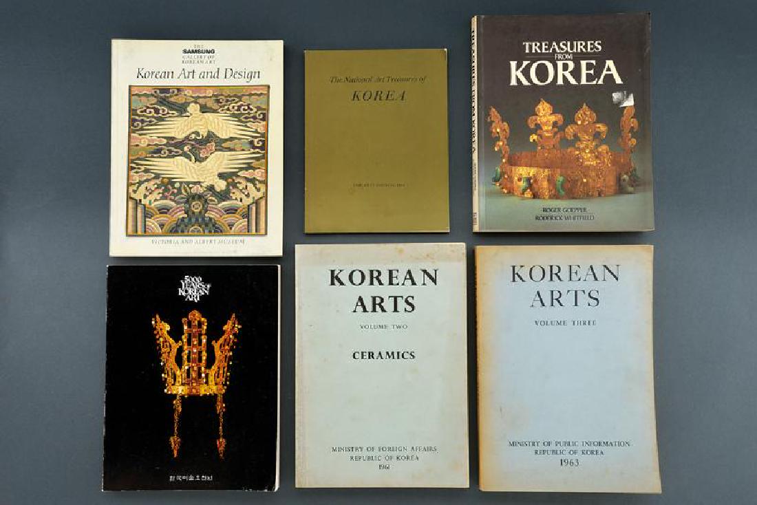 A lot of books about Korean arts