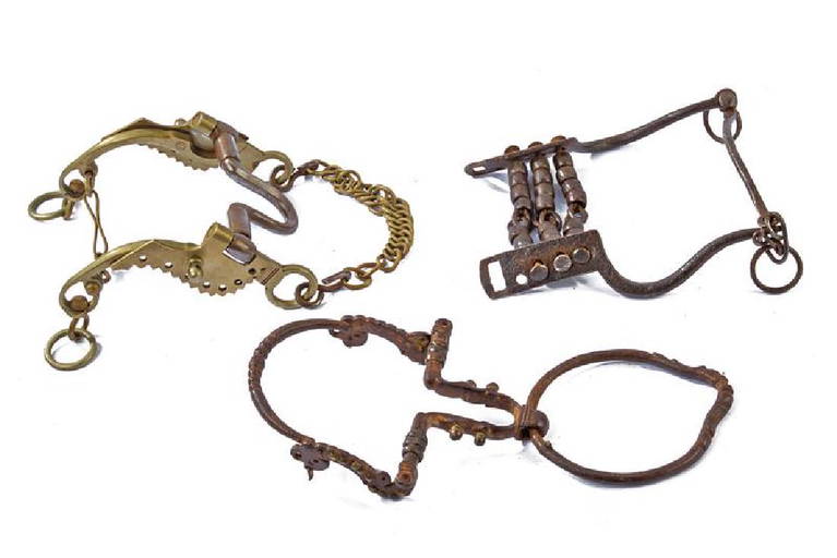 A lot of three horse bits Jun 15, 2019 Czerny's International