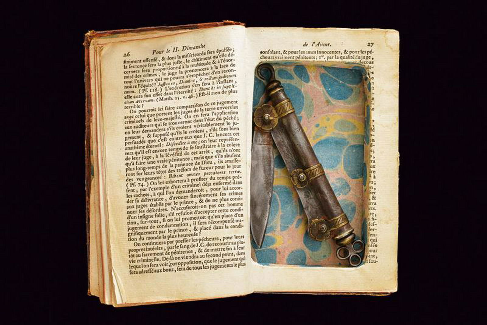 A folding knife with dynamometer in book with secret: dating: 18th Century provenance: France, A knife with single-edged blade. Iron grip with brass mounts. A dynamometer on the back, with hook and scale. Preserved inside a book 'INSTRUCTIONS SUR LES FON
