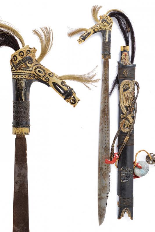 Mandau: dating: 20th Century provenance: Kalimantan, Single-edged blade of typical shape, decorated with brass-inlaid dots and arabesques on one side, finely chiselled back toward the foible. Bone hilt, richl