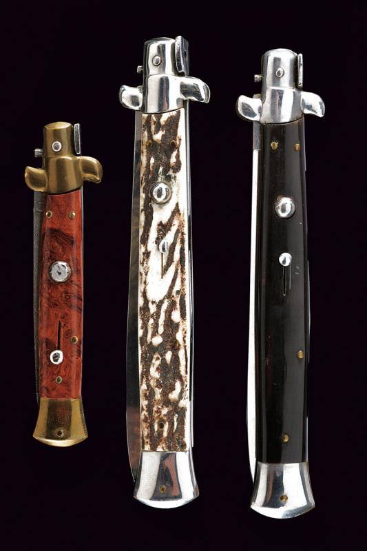 A lot of three snap blades: dating: 20th Century provenance: Europe, The smallest with a fine blade in damask, the other blades with the same mark 'B' (barely readable name). All with fix spring. length open 22.2 - 33.3 cm.