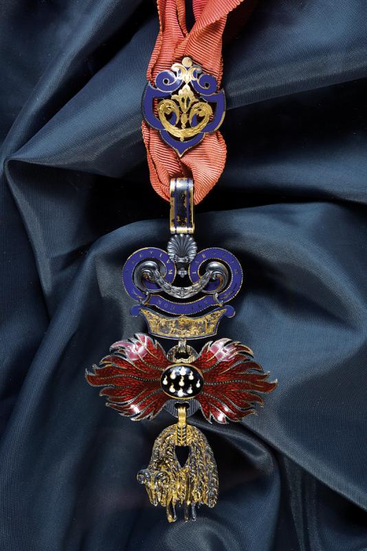 Order of the Golden Fleece: dating: 1930/40 provenance: Austria, Fine post-war manufacture by Rothe in Vienna, in gilded silver and enamels. On a neck ribbon. height 16 cm.