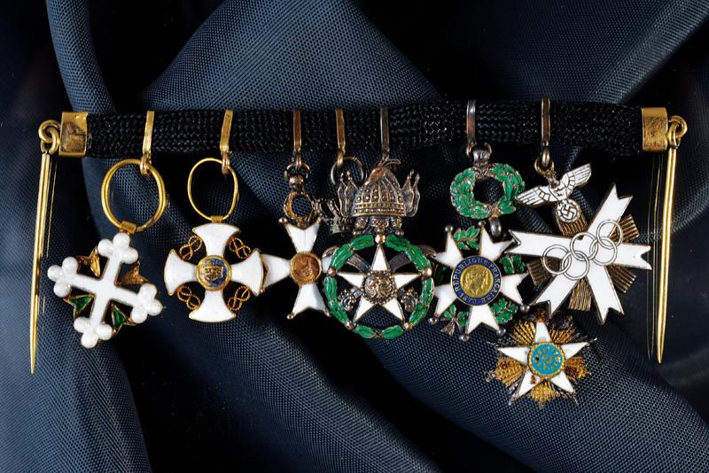 A bar with seven mignon: dating: Second quarter of the 20th Century provenance: Different countries, In gold and silver. Among which: St. Maurice and Lazarus, Crown of Italy, Legion of Honor. One with detachment, one with par