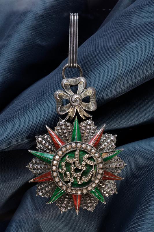 Order of Glory (Nichan Iftikhar): dating: early 20th Century provenance: Tunisia, Order Commander's insignia, reigning Mohammed el Hadi (1902-1906), in engraved silver, chiselled and enameled, European goldsmith work of excellent qual