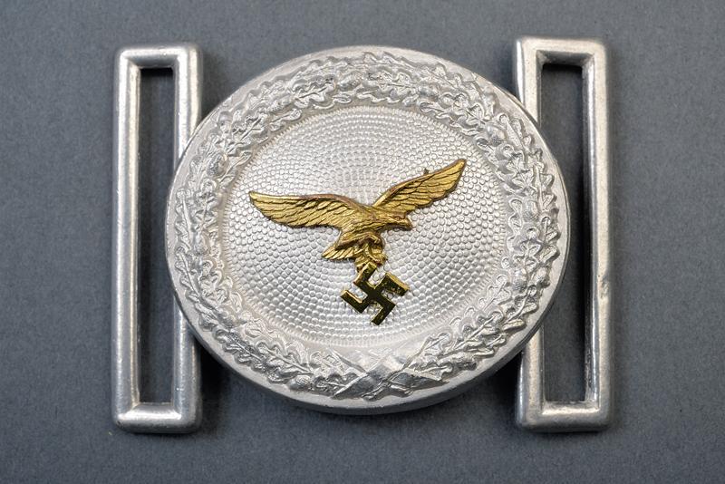 Belt buckle for air force officers: dating: 1933-45 provenance: Germany, In white metal, with a stamp on the back. Eagle in gilded metal. dimensions 5.5 x 5 cm.