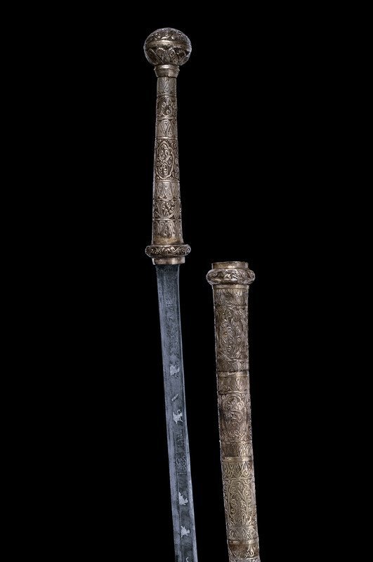 A big dha: Dating: circa 1900 Provenence: Burma Lunga e robusta lama a un filo, ageminata per tutta la lunghezza con figure umane, motivi floreali e iscrizione in argento su fondo scuro; impugnatura e fodero com