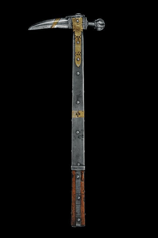 A war hammer: Dating: first quarter of the 17th Century Provenance: Eastern Europe Description: Iron head, hammer in the shape of an orb, strongly grooved with ring and octagonal neck narrowed at the base; long sli