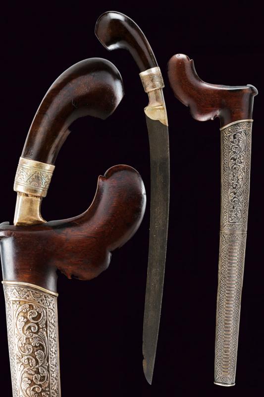 Sewar: dating: End of 19th beginning of 20th Century provenance: Sumatra, Strong, slightly curved, single-edged blade, in fine pamor. Wooden grip with ring-nut and blade's base covered with silver foil, part