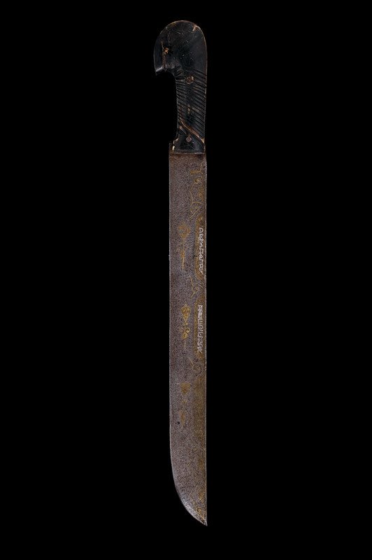 A yatagan style machete: dating: 19th Century provenence: Balkans Larga lama dritta, ad un filo, intarsiata a motivi floreali e geometrici in argento ed ottone, solo su un lato per tutta la lunghezza; impugnatura con guancett