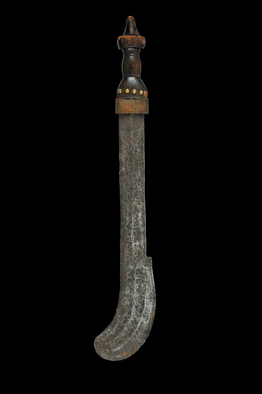 A Kru machete: dating: circa 1900 provenence: Liberia Lama dritta ad un filo, con punta allargata, incurvata ed arrotondata, percorsa da alcune nervature, su entrambe le facce tre rimessi tondi in rame, il filo segh