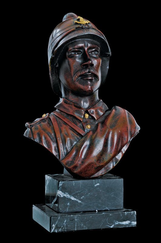 A busto of an navy infantry trooper: dating: circa 1900 provenance: France In gesso patinato color bronzo. Con casco coloniale recante un ancora dorato. Su base di marmo nero. condition report: excellent