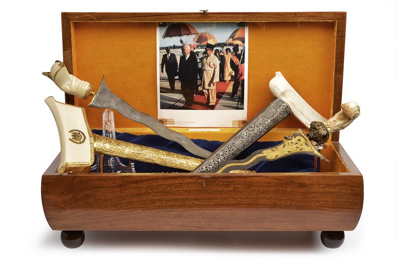 Yang Di Pertuan Agong - Heinrich Luebke: dating: 20th Century provenance: Malaysia Beautiful kris with solid gold and ivory mounts, donated by the fourth Yang Di Pertuan Agong (king of Malaysia) Ismail Nasiruddin of Terengganu (1965-1970) to
