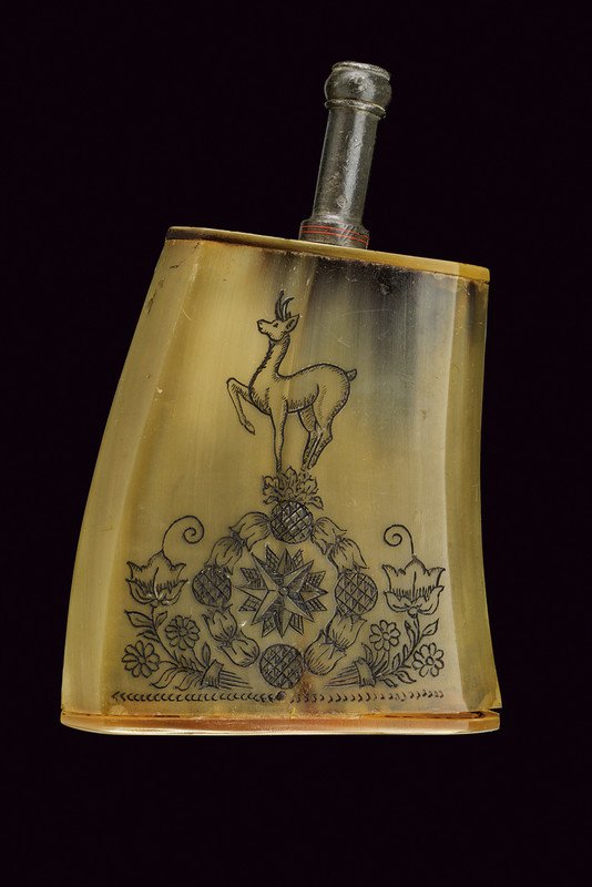 A powder flask: dating: 18th Century provenance: Germany Made of pressed cow-horn, finely engraved with hunting scenes. Metallic fuse. dimensions: length 14.5 cm.