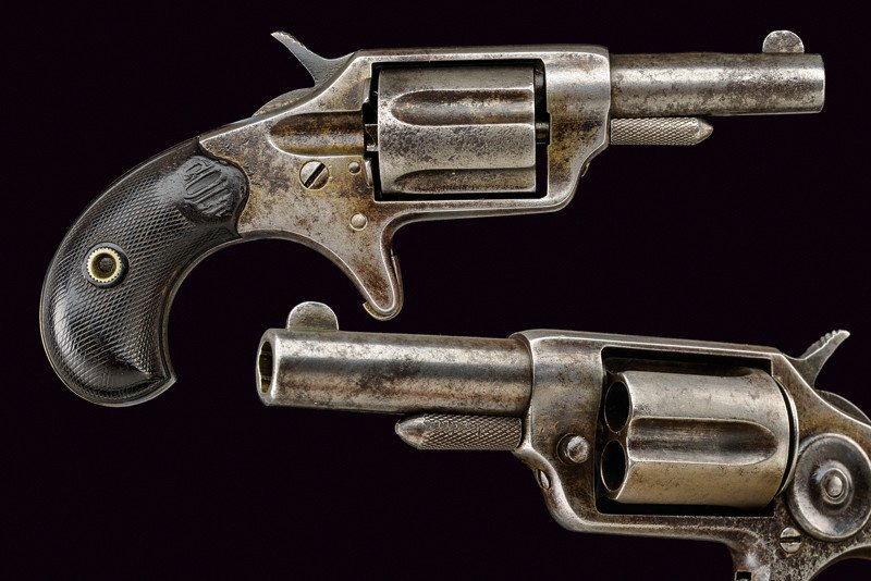 A Colt New Line 32 Caliber Revolver: dating: 1875-1890 provenance: USA Round, rifled barrel, provided with foresight and Colt address at the back. Grooved, six-shot cylinder. Frame with spur trigger. Checkered grip scales with remains of