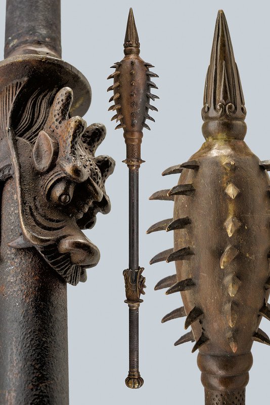 A mace, dating: late 19th Century, provenance: China,: A mace, dating: late 19th Century, provenance: China, dating: late 19th Century, provenance: China, Bronze head, grooved cusp with raisers; head with several spurs, slightly curved toward the bottom; 