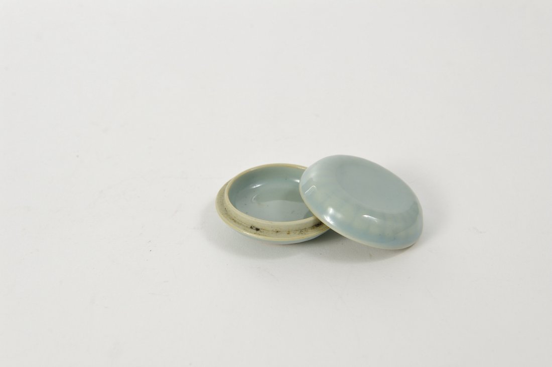 Chinese Celadon Glazed covered pot with inpressed mark (1 of 3)