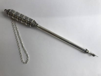 Sterling Torah pointer, 1.7 t. oz: Sterling Torah pointer, 1.7 t. oz.20th century.Length: 10".