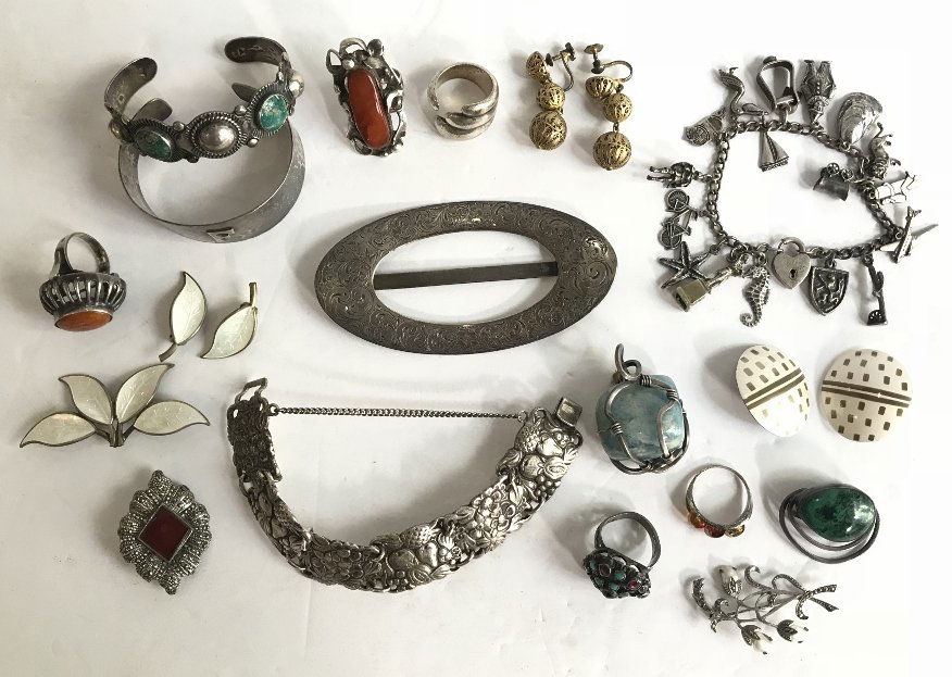 18 pieces of silver jewelry-Miller Est, 10.2 t.oz: 18 pieces of silver jewelry.Estate of Florence Miller, Brooklyn New York, 10.2 t.oz.