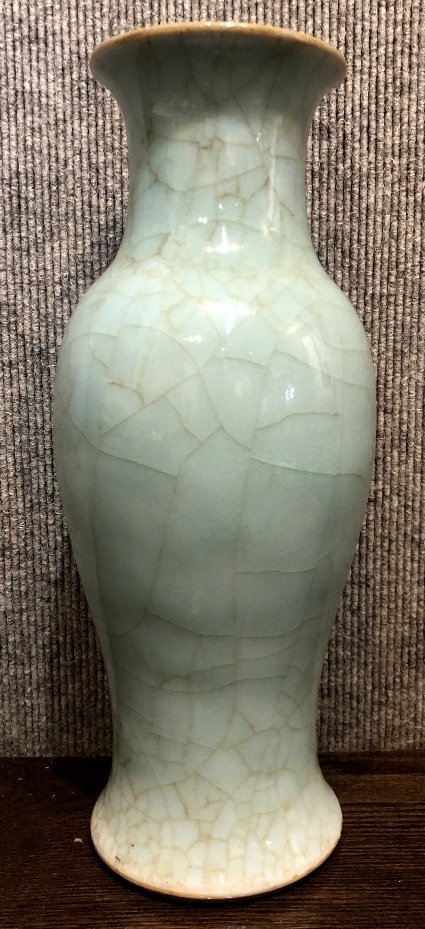 Green celadon Chinese vase, base repaired (1 of 8)