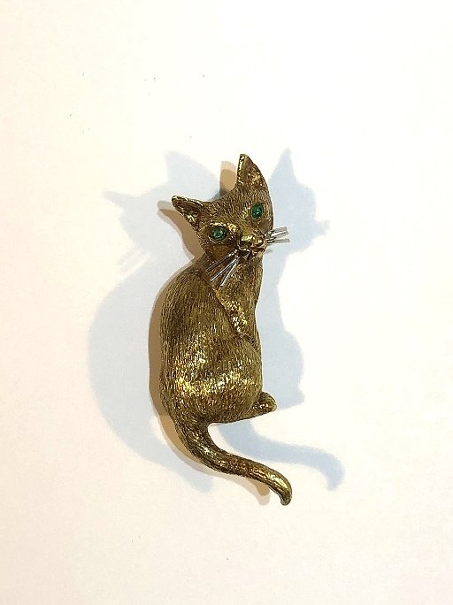Tiffany and Co 18k emerald cat pin, c.1965, 9.8dwt (1 of 6)