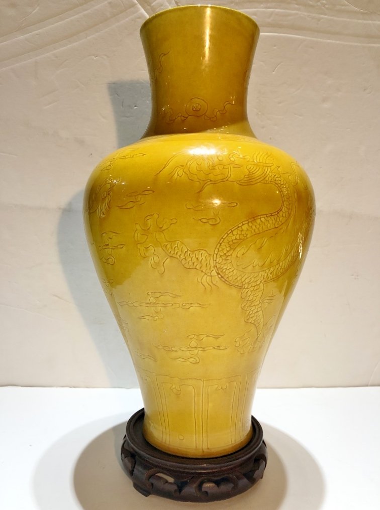 Yellow glaze Chinese vase w/dragons, 6 char mark (1 of 7)