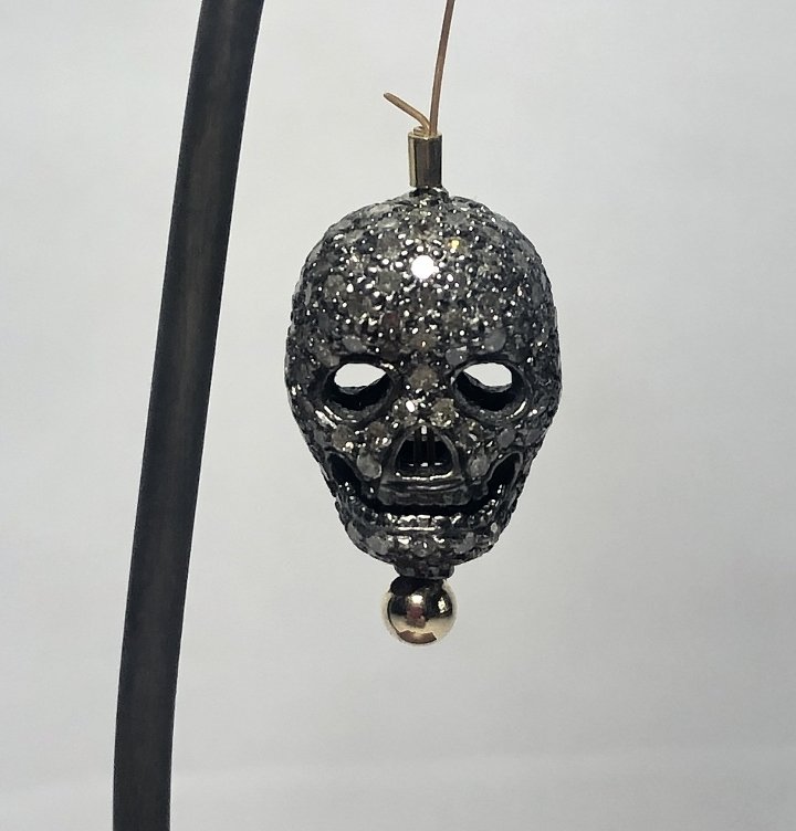 Diamond encrusted skull, 1.4 dwts (1 of 7)