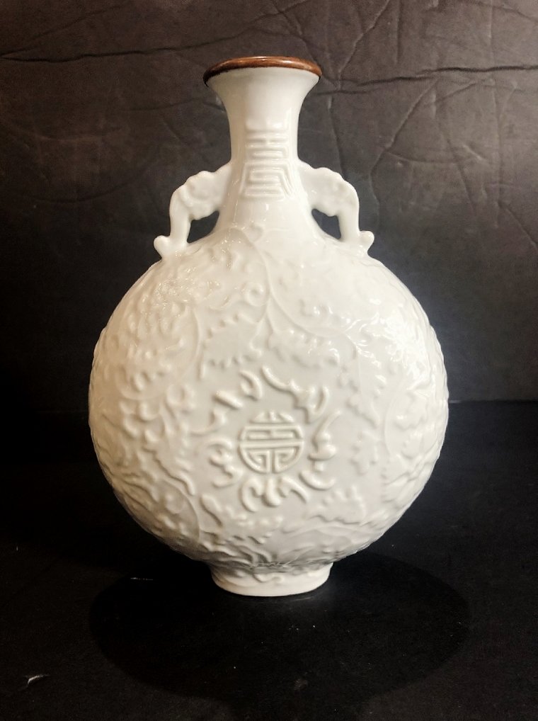 Chinese white porcelain vase w/red rim (1 of 6)