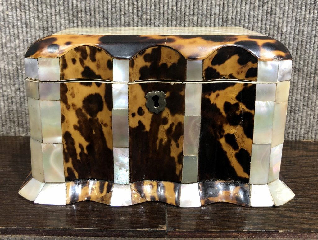 Tea caddy, 19th century (1 of 8)