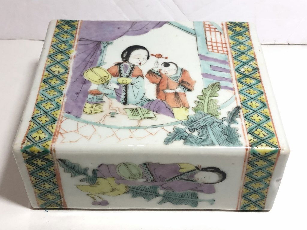 Chinese porcelain enamel box, 19th century (1 of 7)