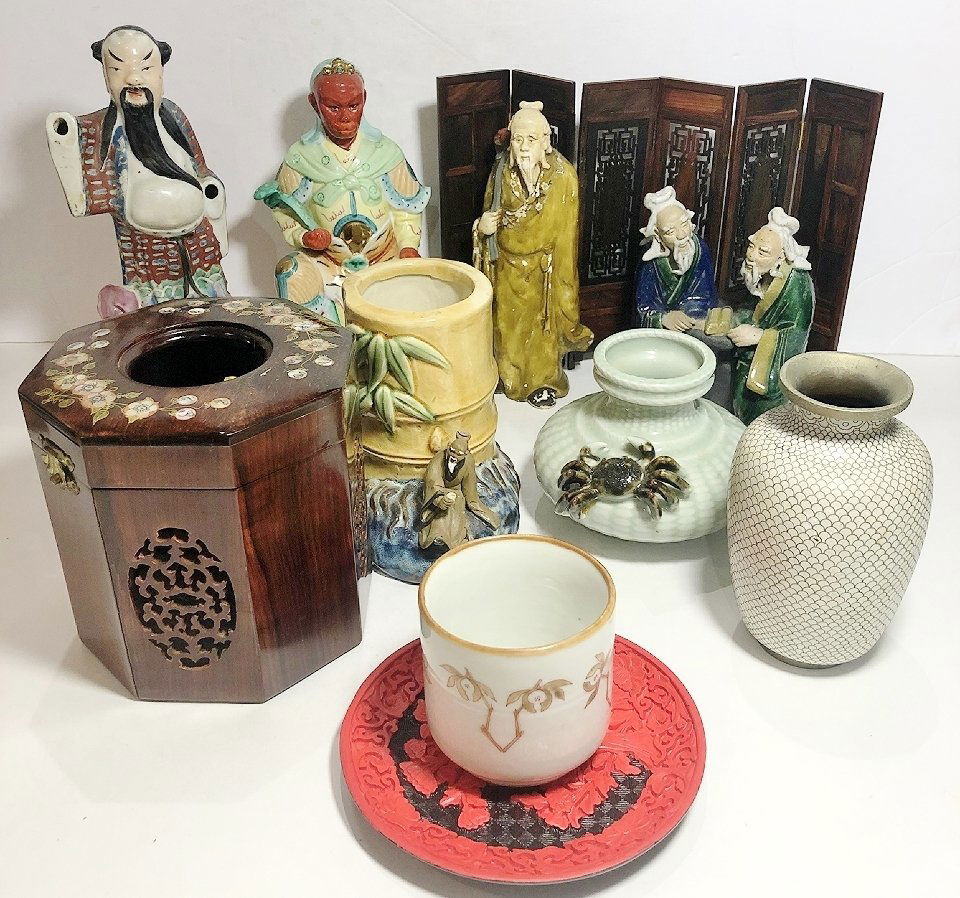Miscellaneous Chinese items in 2 trays (1 of 20)
