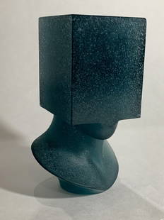 Daum glass sculpture by Sacha Sosno: Daum glass sculpture by Sacha Sosno.The height is 6.5 inches, the width is 3 inches and the weight is 5 pounds.Signed Daum France and Sosno.Numbered 34/500.