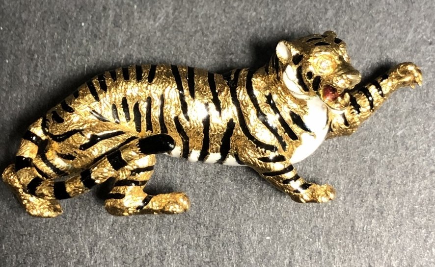 18k enamel tiger clip brooch, c1965, 11.6 dwts (1 of 7)