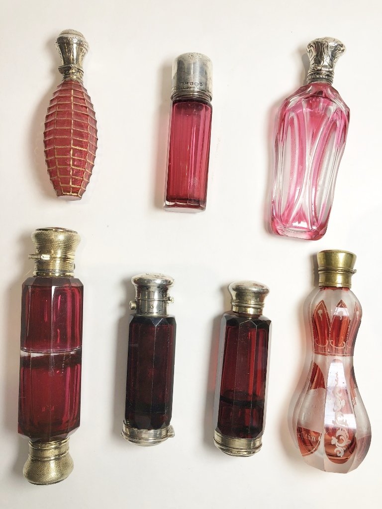 Seven vinaigrette/scent bottles, some silver tops (1 of 18)