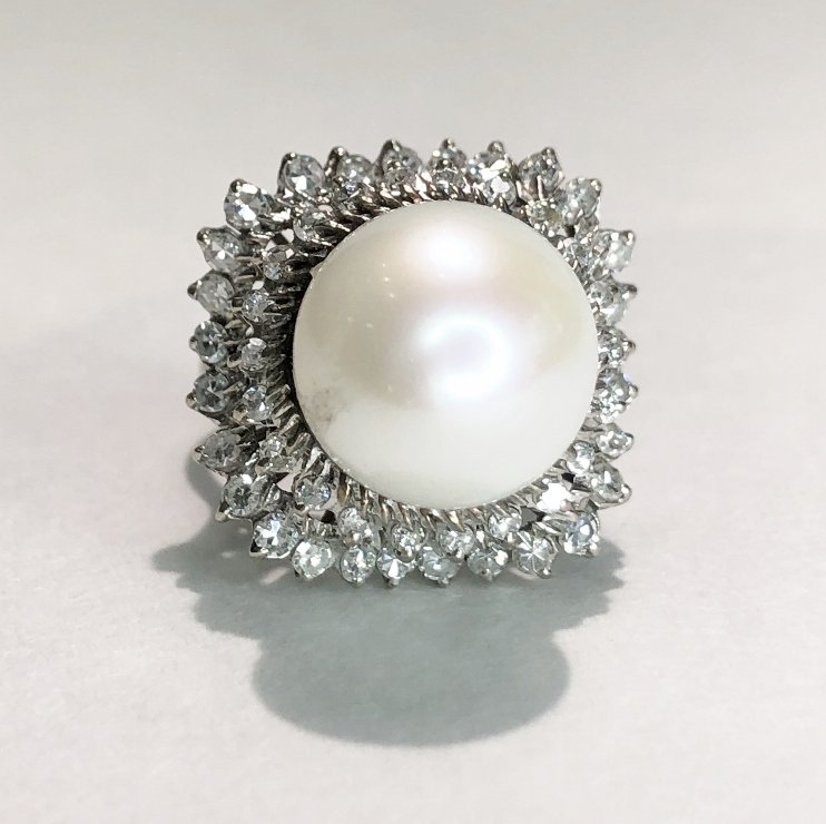 18k and 12.32mm pearl ring, 7.5 dwts: 18k and 12.32mm pearl ring, 7.5 dwts. size:6.There is a row of 20 single cut G color SI1 ,03ct diamonds and a second row of 22 round single cut G color SI1 .05ct diamonds, for a total diamond weight o