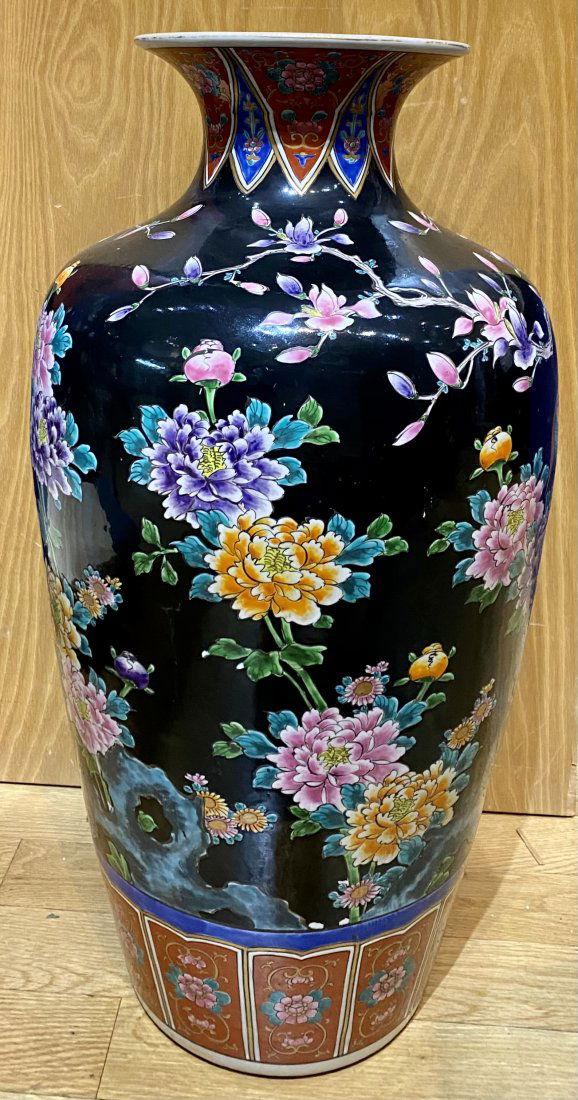 Large Asian vase with birds (1 of 8)
