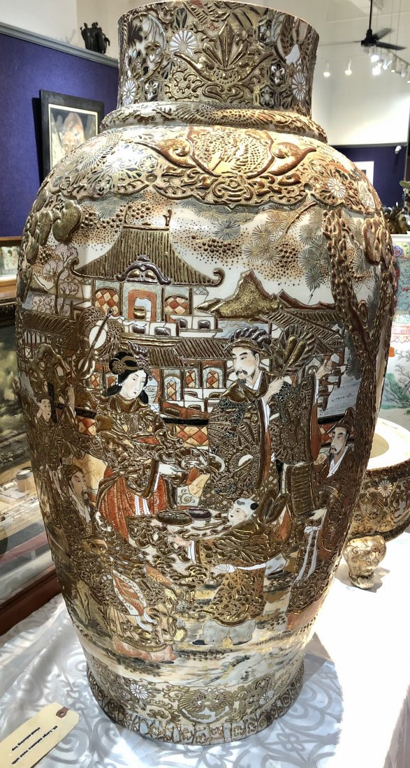 Large Satsuma vase with stand-missing top (1 of 14)