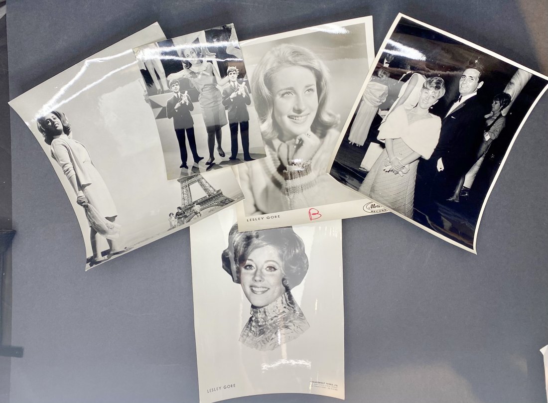 Five publicity photos of Lesley, Eiffel tower (1 of 12)