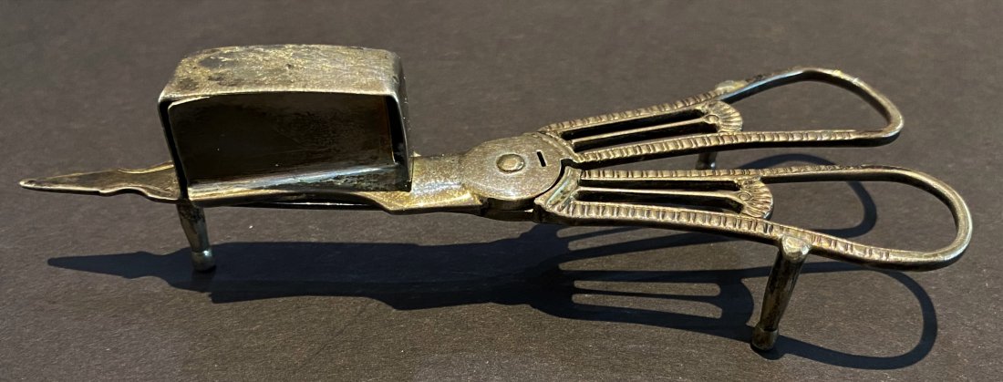 Georgian silver wick trimmer,1821,Francis Higgins 2nd: Georgian silver wick trimmer, by Francis Higgins II,dated 1821. 16.45ozt, 5.25" long.