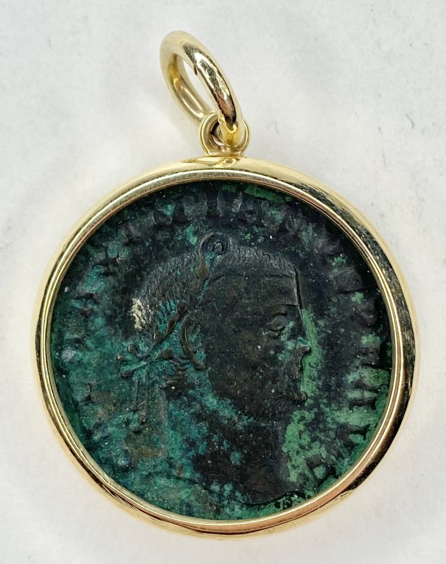 Roman bronze coin in 14k holder: Roman bronze coin in 14k holder Diameter: 1 inch