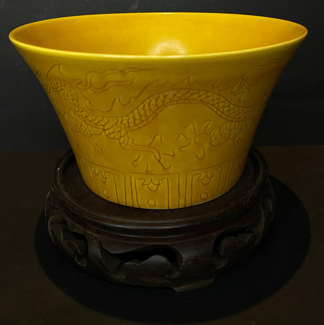 Chinese yellow glaze bowl, Shunzhi marks (1 of 6)