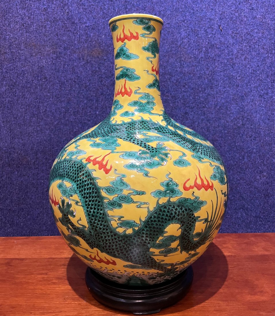 Large Chinese yellow vase with dragons, Qianlong marks (1 of 10)
