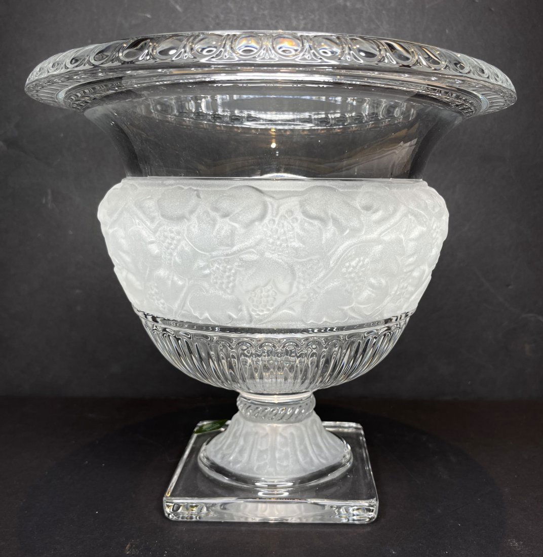Shannon crystal urn with frosted relief (1 of 9)