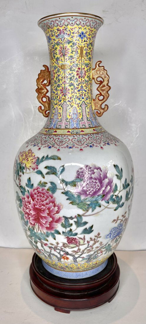 Chinese vase with flowers & handles, Qianlong marks (1 of 9)