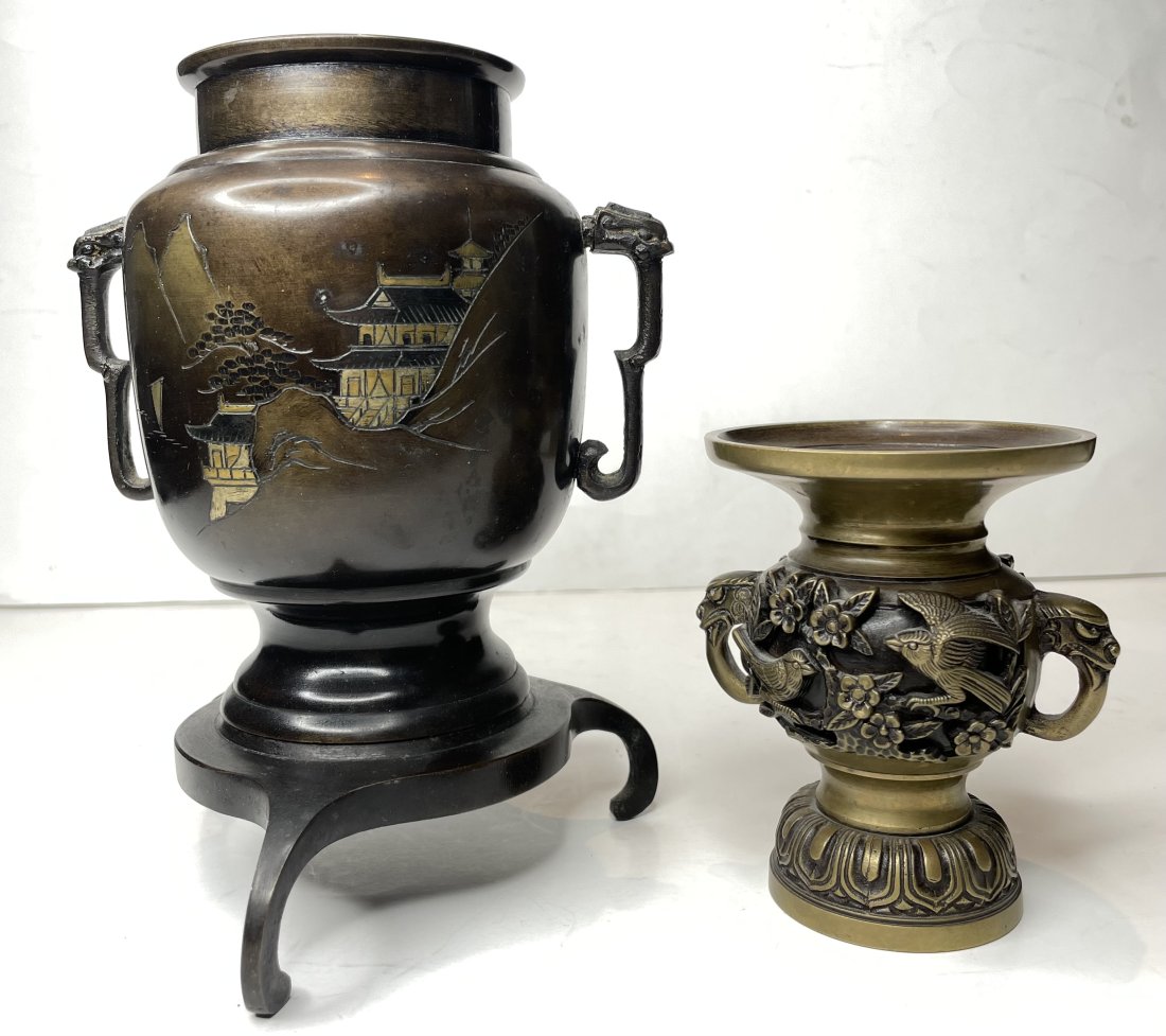 Pair of bronze Japanese vases, Meiji period: Pair of bronze Japanese vases, Meiji period Heights: 4.75" and 8"