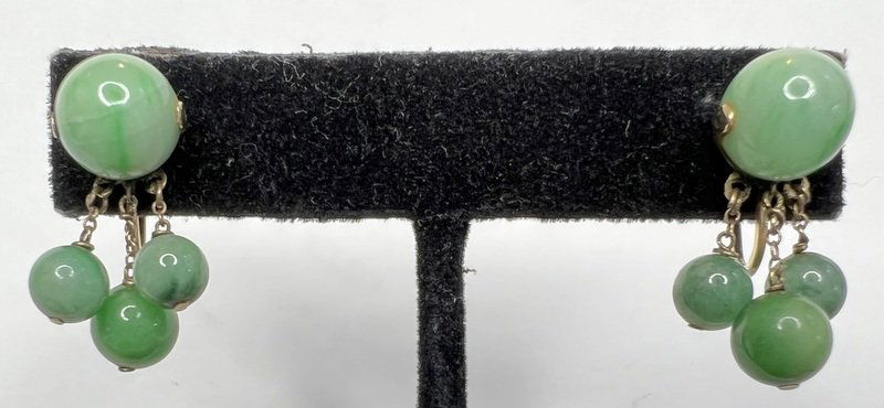 14k Chinese jade screwback earrings, 5 dwts: 14k Chinese jade screwback earrings, 5 dwtsLength: 1"