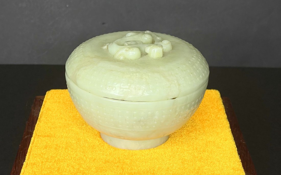 Ming period covered circular Chinese jade box (1 of 12)