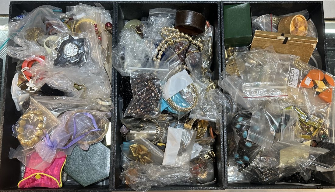 Twins costume jewelry, three trays, GUARANTEED count: 400 pieces (1 of 8)