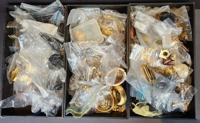 400 items of costume jewelry from the Twins (1 of 20)