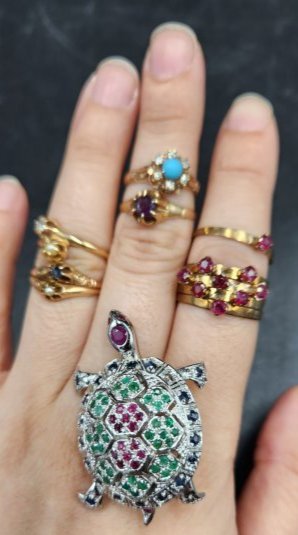 Six gold rings and a 925 turtle brooch (1 of 5)